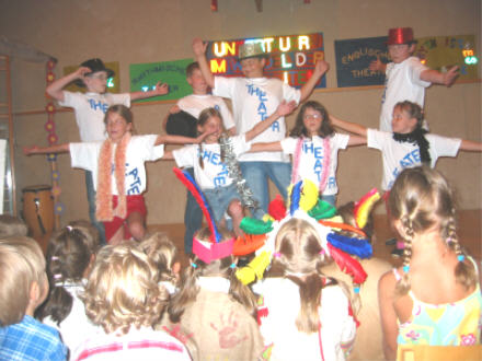 Theater005.jpg (36901 Byte)