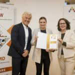 Schulsportguetesiegel Auszeichnung Schulsportgütesiegel im Bild: Robert Tschaut, VS Untertauern Rettensteiner Kathi, Landesrätin Daniela Gutschi Land Salzburg/Neumayr/Leopold 09.03.2023