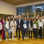 Schulsportguetesiegel Auszeichnung Schulsportgütesiegel im Bild: Robert Tschaut, Landesrätin Daniela Gutschi Land Salzburg/Neumayr/Leopold 09.03.2023