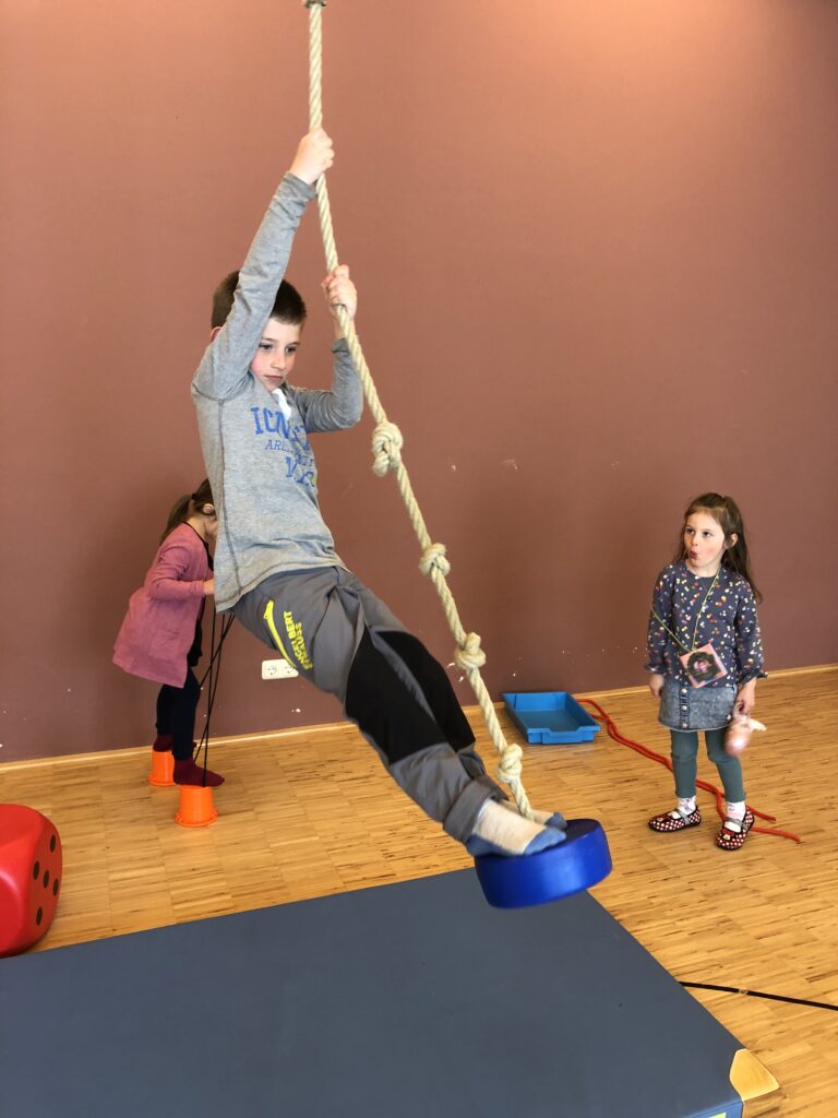 Schulkinder treffen Kindergartenkinder in Obertauern